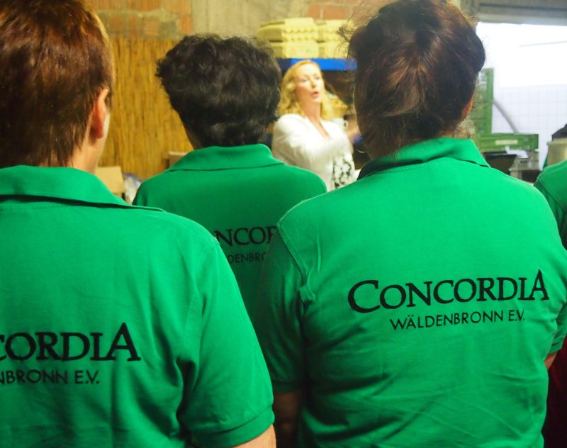 Chorsängerinnen mit T-Shirt Concordia